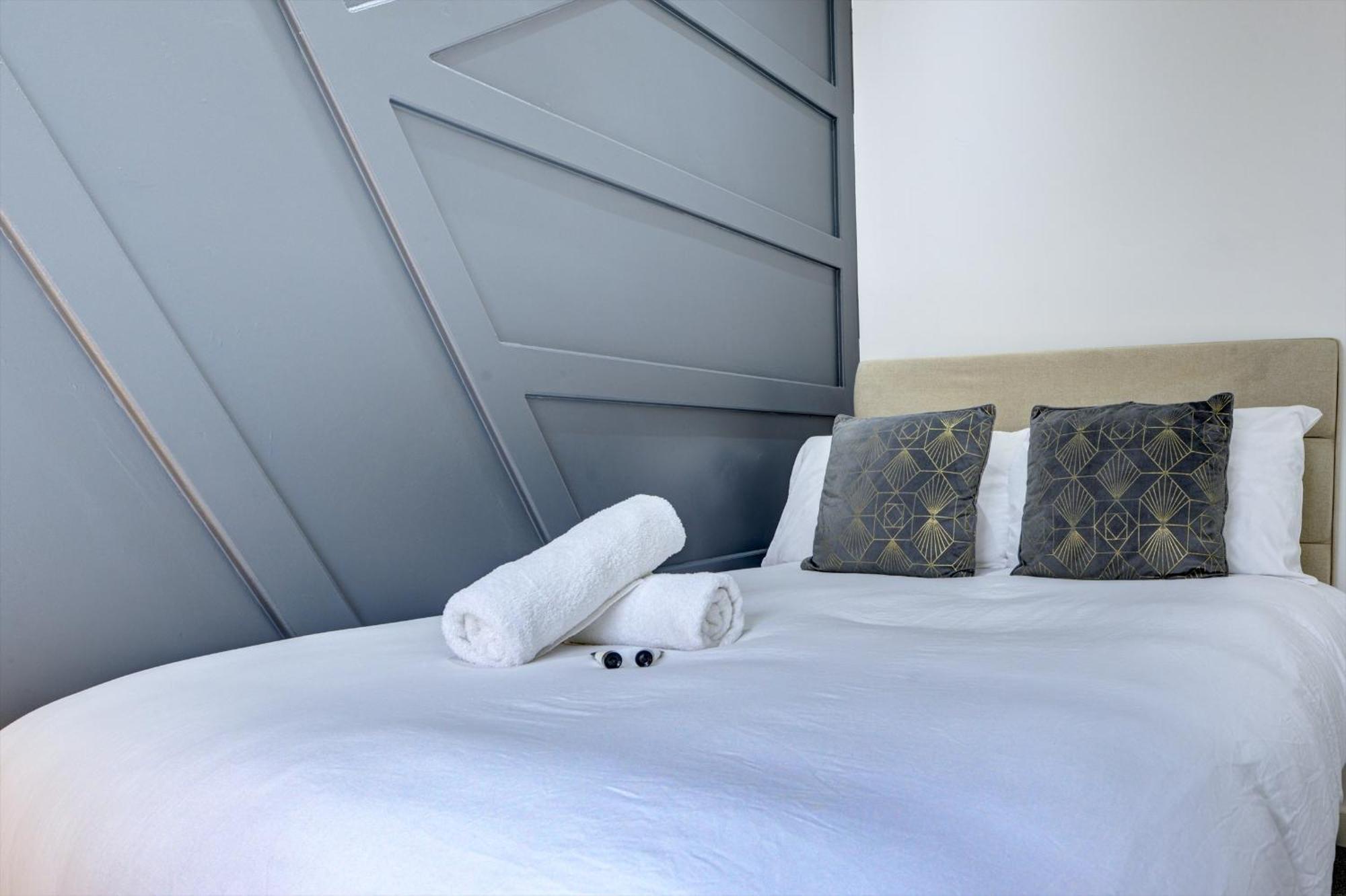 4 Bedrooms Homely House With Garden- Sleeps 9 Comfortably With 6 Comfortable Beds, Free Street Parking, Business Travellers, Contractors, & Holiday-Goers, Coventry, Near All Major Transport Links In Coventry And Motorway Dış mekan fotoğraf