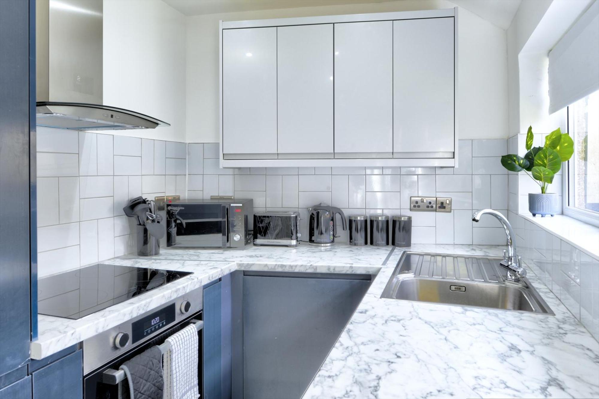 4 Bedrooms Homely House With Garden- Sleeps 9 Comfortably With 6 Comfortable Beds, Free Street Parking, Business Travellers, Contractors, & Holiday-Goers, Coventry, Near All Major Transport Links In Coventry And Motorway Dış mekan fotoğraf