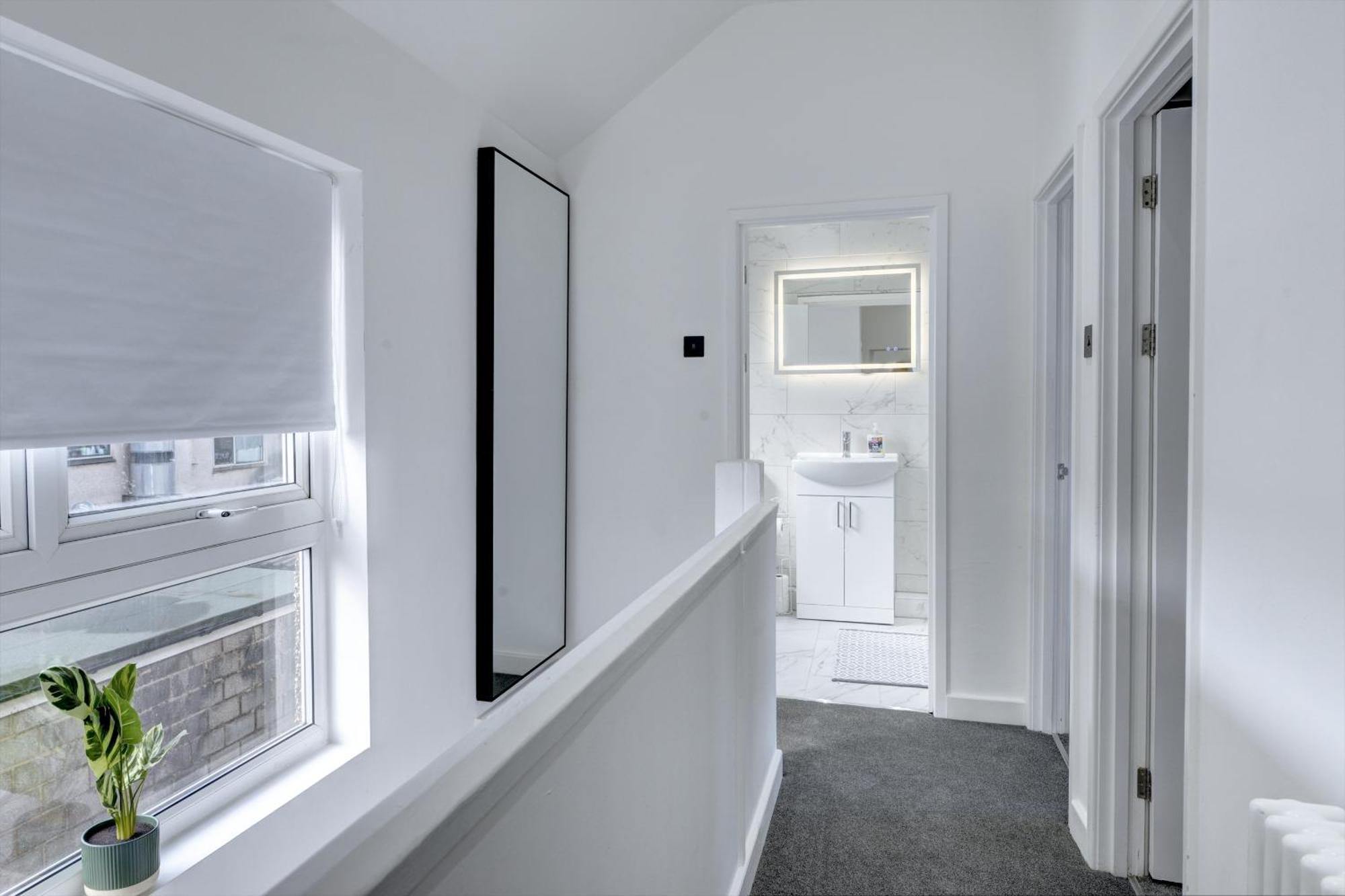 4 Bedrooms Homely House With Garden- Sleeps 9 Comfortably With 6 Comfortable Beds, Free Street Parking, Business Travellers, Contractors, & Holiday-Goers, Coventry, Near All Major Transport Links In Coventry And Motorway Dış mekan fotoğraf