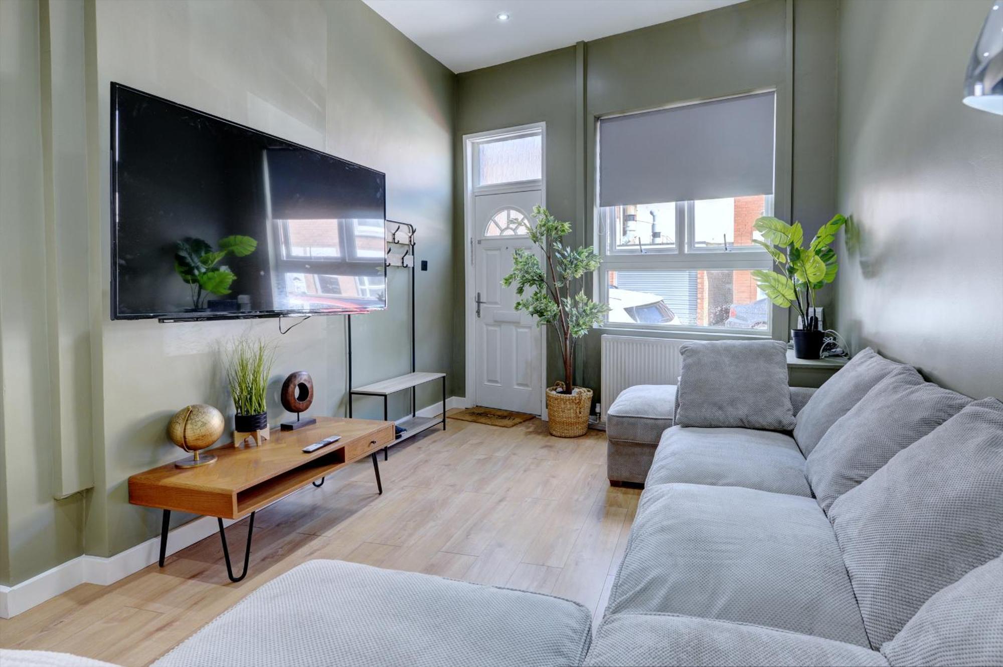 4 Bedrooms Homely House With Garden- Sleeps 9 Comfortably With 6 Comfortable Beds, Free Street Parking, Business Travellers, Contractors, & Holiday-Goers, Coventry, Near All Major Transport Links In Coventry And Motorway Dış mekan fotoğraf