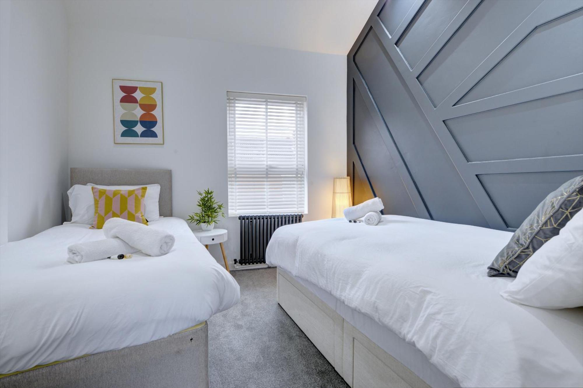 4 Bedrooms Homely House With Garden- Sleeps 9 Comfortably With 6 Comfortable Beds, Free Street Parking, Business Travellers, Contractors, & Holiday-Goers, Coventry, Near All Major Transport Links In Coventry And Motorway Dış mekan fotoğraf