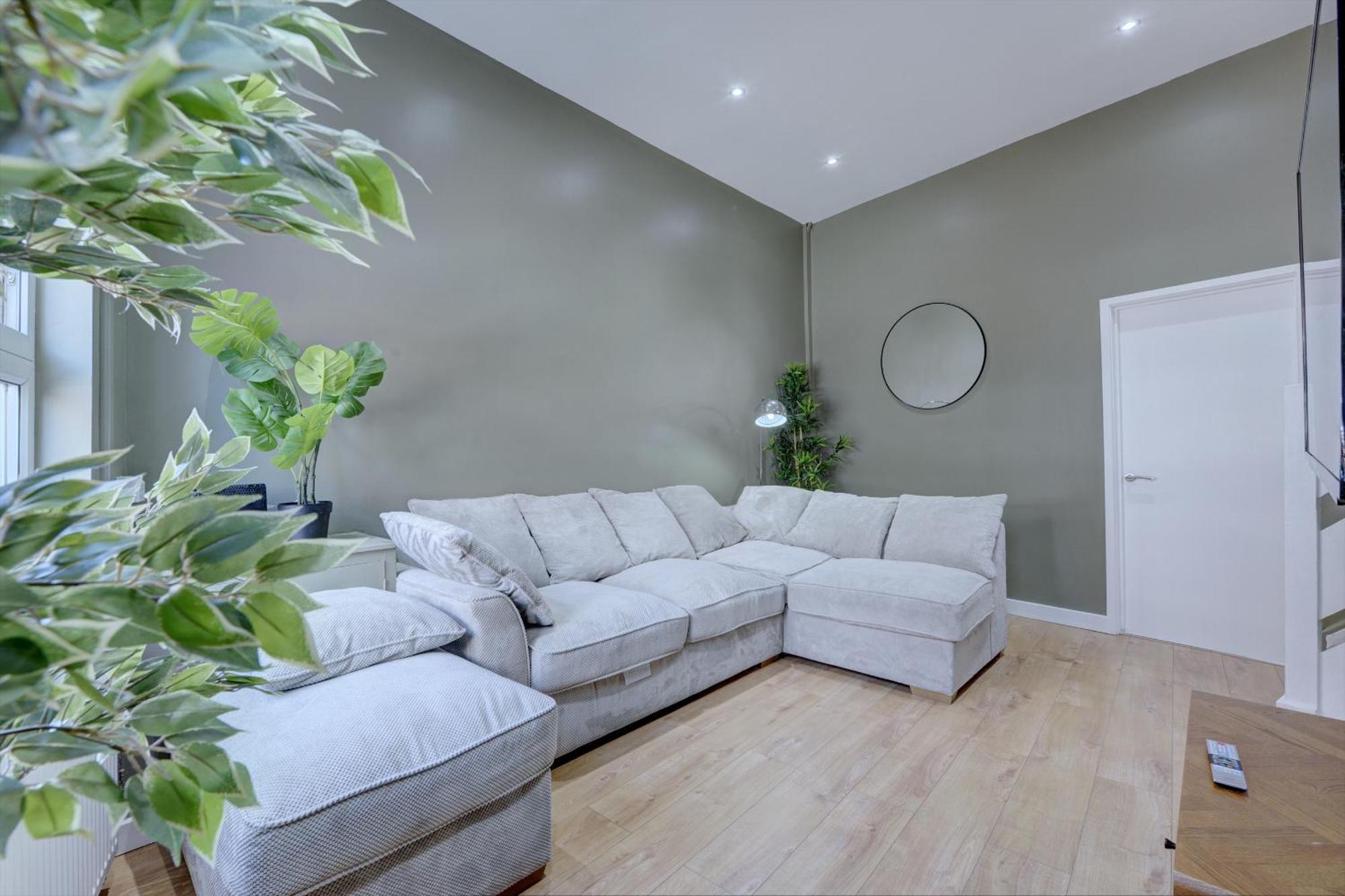 4 Bedrooms Homely House With Garden- Sleeps 9 Comfortably With 6 Comfortable Beds, Free Street Parking, Business Travellers, Contractors, & Holiday-Goers, Coventry, Near All Major Transport Links In Coventry And Motorway Dış mekan fotoğraf