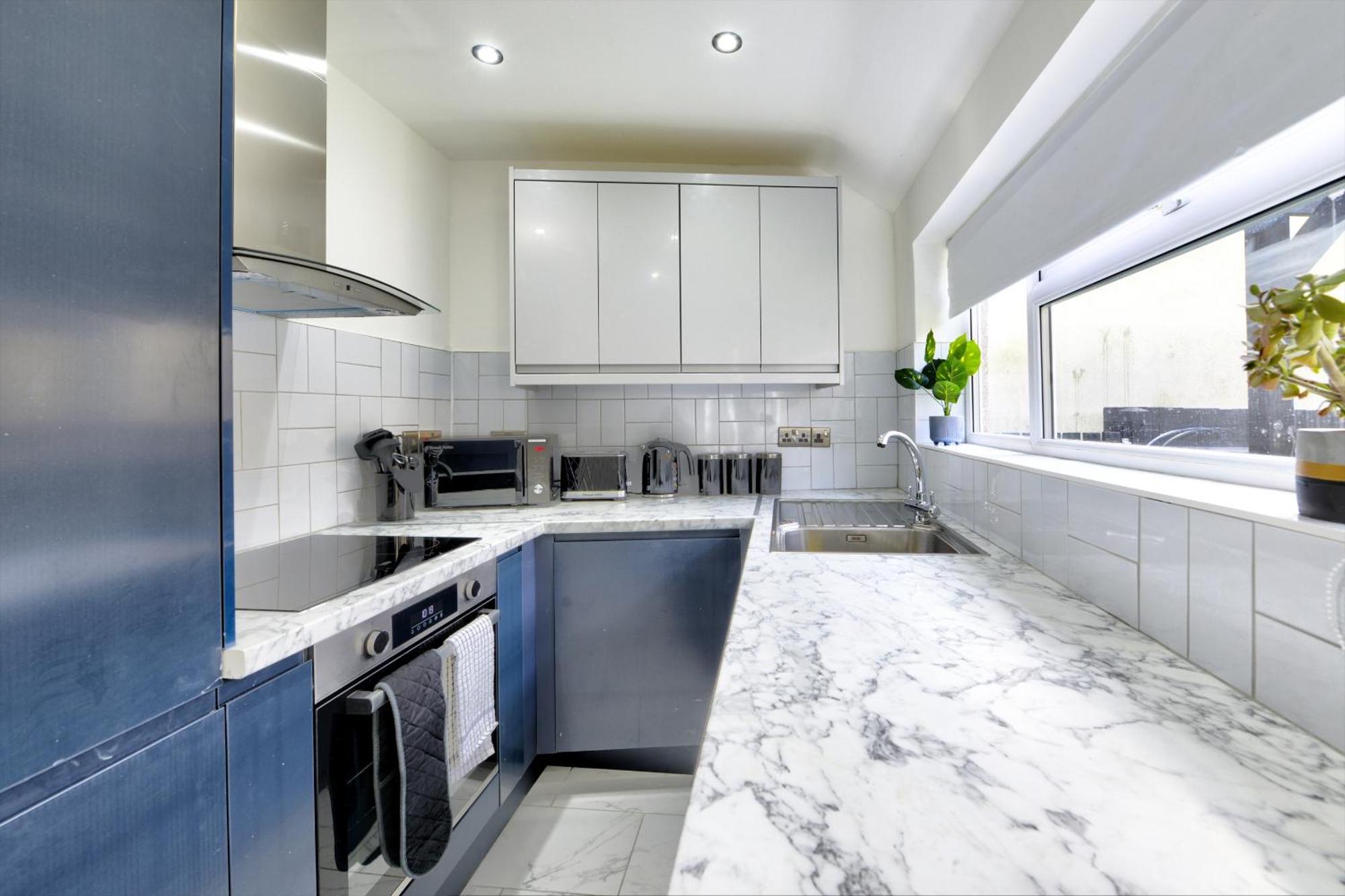 4 Bedrooms Homely House With Garden- Sleeps 9 Comfortably With 6 Comfortable Beds, Free Street Parking, Business Travellers, Contractors, & Holiday-Goers, Coventry, Near All Major Transport Links In Coventry And Motorway Dış mekan fotoğraf