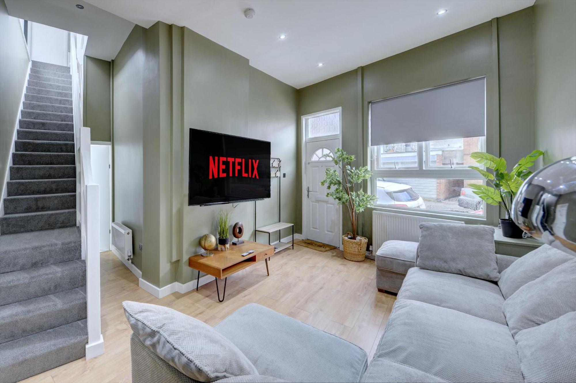 4 Bedrooms Homely House With Garden- Sleeps 9 Comfortably With 6 Comfortable Beds, Free Street Parking, Business Travellers, Contractors, & Holiday-Goers, Coventry, Near All Major Transport Links In Coventry And Motorway Dış mekan fotoğraf