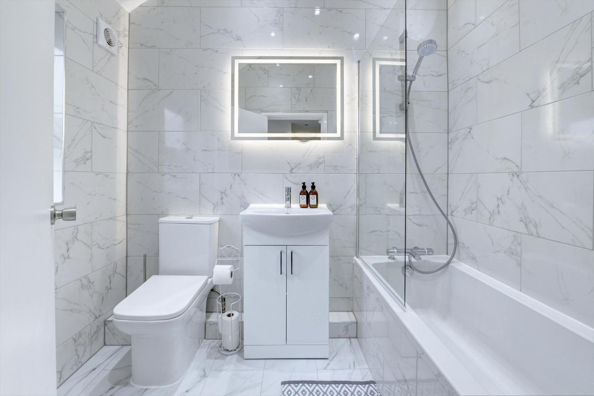 4 Bedrooms Homely House With Garden- Sleeps 9 Comfortably With 6 Comfortable Beds, Free Street Parking, Business Travellers, Contractors, & Holiday-Goers, Coventry, Near All Major Transport Links In Coventry And Motorway Dış mekan fotoğraf